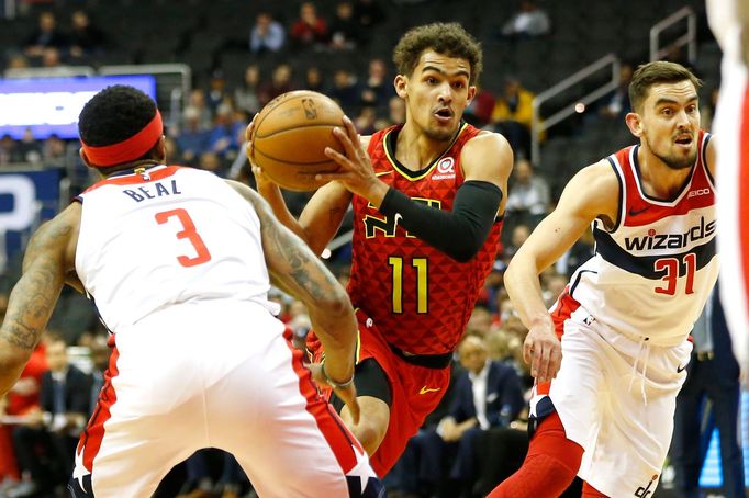 Trae Young (Atlanta) a Tomáš Satoranský (Washington)