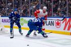 Chytil se ve Vancouveru uvedl gólem. Další český brankář prožil v NHL krušný debut