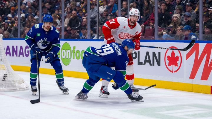 Chytil se ve Vancouveru uvedl gólem. Další český brankář prožil v NHL krušný debut