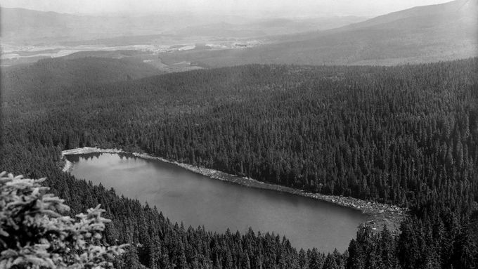 V nové detektivce Petry Klabouchové pohraničníci vyprávějí o setkání s podivnými světelnými koulemi. Na ilustrační fotografii je Plešné jezero.