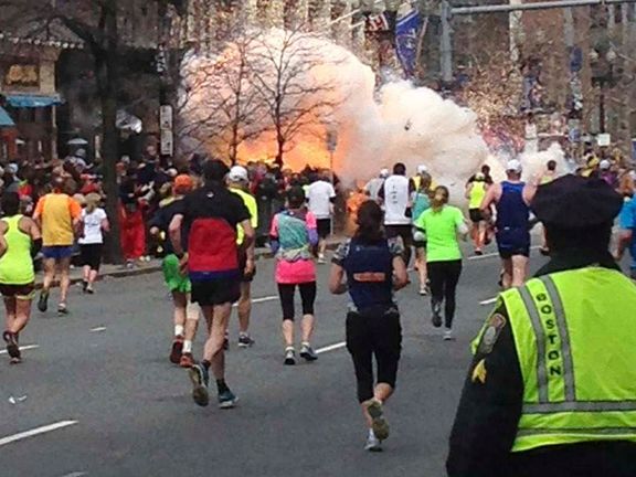 Výbuch v cíli Bostonského maratonu.