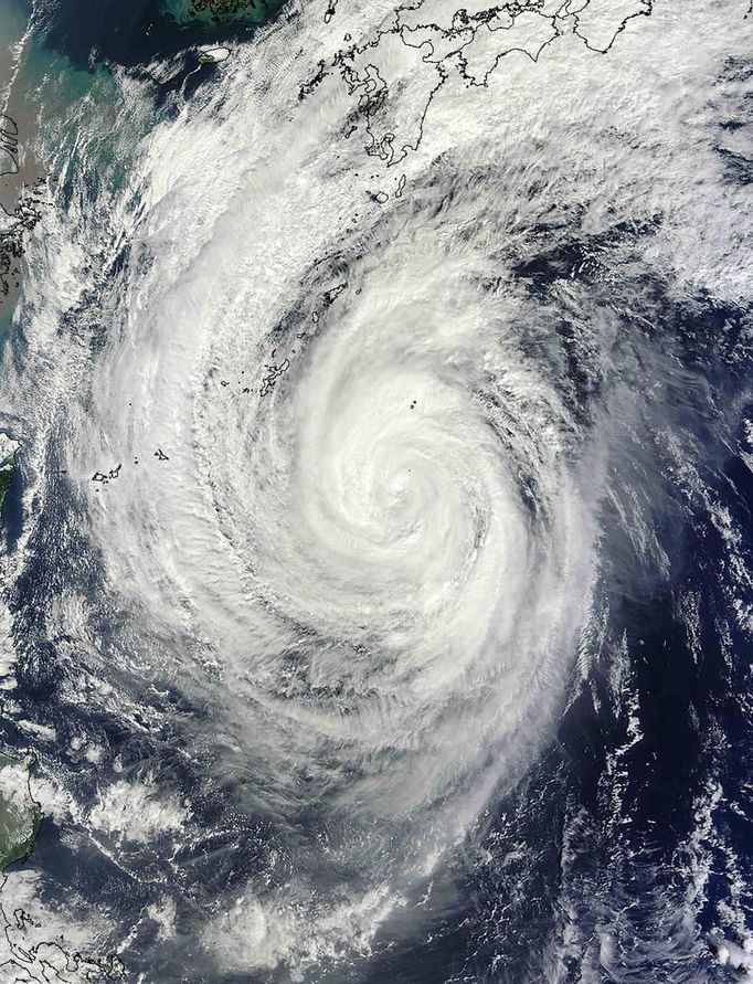 Spektroradiometr MODIS pořídil snímek tajfunu Francisco během jeho "cesty" na sever přes Japonsko.