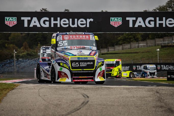 Piloti Buggyry Adam Lacko (55) v souboji s Jochenem Hahnem v závodě ME na Hungaroringu