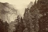 Kaňon Tenaya v Yosemitském údolí,1872. Fotografie je nyní ve sbírkách National Gallery of Art ve Washingtonu, která umožnila jeho volné užití prostřednictvím Wikimedia Commons.