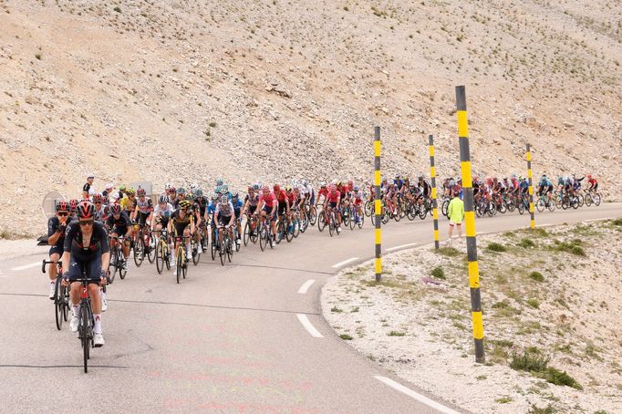 11. etapa Tour de France 2021: Peloton šplhá na Mont Ventoux.