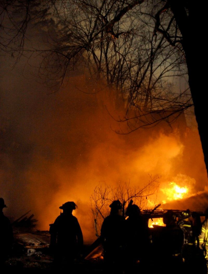 Hasiči likvidují na předměstí Buffala požár po pádu letadla