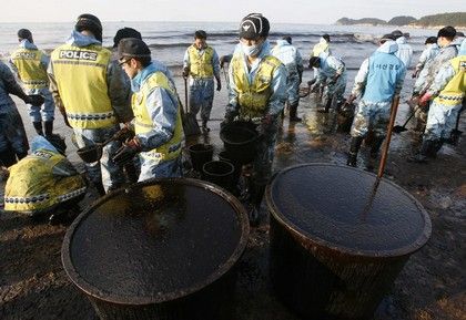 Korejci bojují s ropou z tankeru