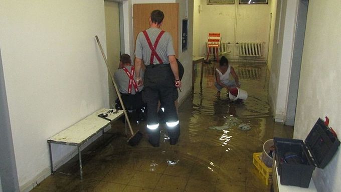 Hasiči na Zlínsku likvidují následky záplav.