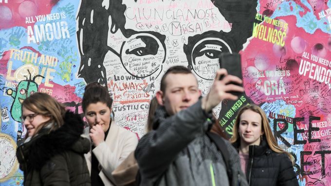 Foto: Lennonova zeď v Praze je opět pokrytá vzkazy a graffiti. Bude se znovu čistit