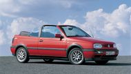 40 000 Kč: Volkswagen Golf Cabrio - Jde o jeden z nejlevnějších otevřených vozů, na který můžete v bazarech narazit. Třetí generaci Golfu ze začátku devadesátých let je samozřejmě více než 20 let staré auto, takže může mít řadu vad včetně koroze a netěsnosti plátěné střechy. Přijde ale jen na pár desítek tisíc korun.