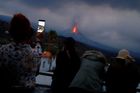 Turisté ucpali vyhlídky na soptící vulkán na Kanárech. Působivá podívaná, libují si