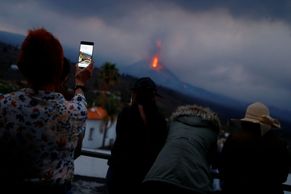 Turisté zaplnili vyhlídky na soptící vulkán na Kanárech. Úžasná podívaná, libují si