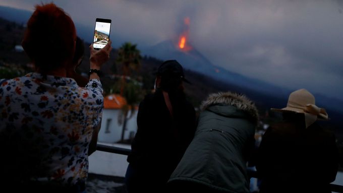 Turisté ucpali vyhlídky na soptící vulkán na Kanárech. Působivá podívaná, libují si
