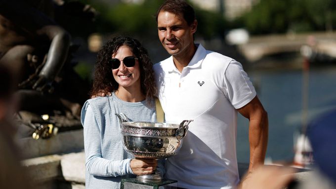 Rafael Nadal takhle pózoval s manželkou Marií Franciscou Perellovou po boku před dvěma týdny s trofejí pro vítěze French Open. Teď oznámil ještě radostnější novinu