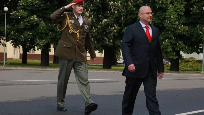 Archivní snímek z dob, kdy Martin Barták vedl ministerstvo obrany. Tady na návštěvě v prostějovské 601. skupině speciálních sil, které velel Karel Řehka. Ten působil i jako Bartákův pobočník.
