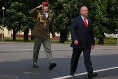Vlivný zbrojař zaměstnává exministry. Po Kalouskovi najal i muže "s cejchem"