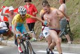 Vítěz Tour de France Vincenzo Nibali musel během závodů snést ledacos.