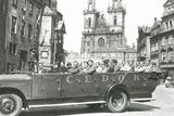 Čedok od české automobilky Praga postupně odebral sedm typů komfortních autokarů s kapacitou od devíti do dvaceti šesti pasažérů, což mu umožnilo pořádat jak vyhlídkové okružní jízdy otevřenými vozy zejména v Praze, tak cesty dálkovými autobusy, s nimiž jako jedna z prvních cestovních kanceláří v Evropě šplhá do horských průsmyků.