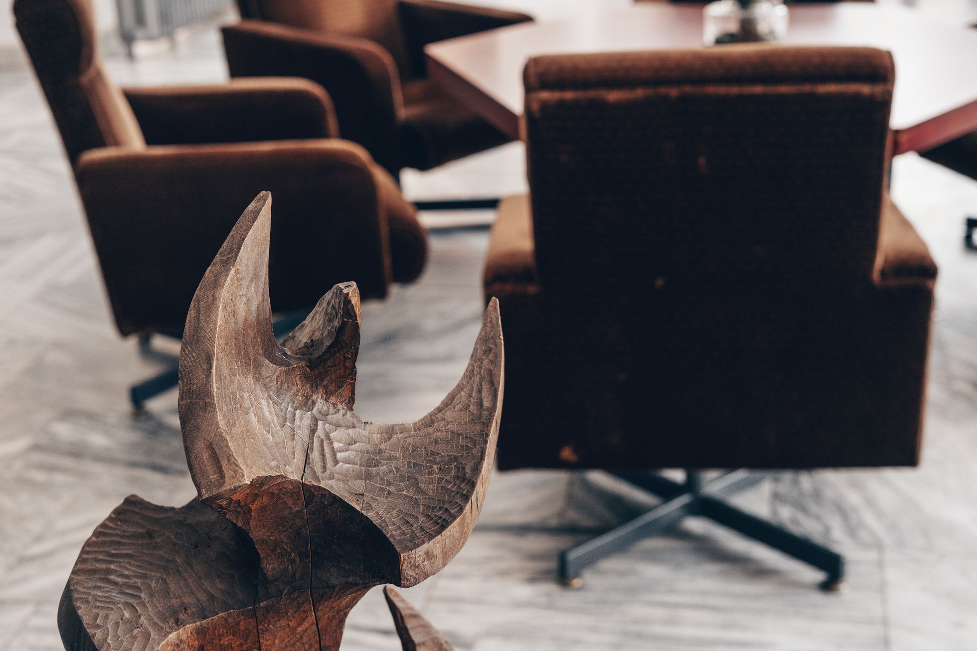 hotel medlov dřevěná plastika křesla