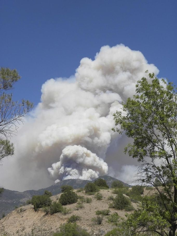 A wildfire burns above Neighbors Mountain directly east of Glenwood, New Mexico in this May 29, 2012 handout photo courtesy of the United States Forest Service . The so-called Whitewater-Baldy Complex fire was ignited by lightning on May 16, fire officials said. REUTERS/USFS/Andrea Martinez/Handout (UNITED STATES - Tags: ENVIRONMENT DISASTER) FOR EDITORIAL USE ONLY. NOT FOR SALE FOR MARKETING OR ADVERTISING CAMPAIGNS. THIS IMAGE HAS BEEN SUPPLIED BY A THIRD PARTY. IT IS DISTRIBUTED, EXACTLY AS RECEIVED BY REUTERS, AS A SERVICE TO CLIENTS Published: Kvě. 30, 2012, 7:44 odp.