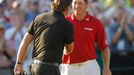 Phil Mickelson přijímá gratulaci od Lee Westwooda