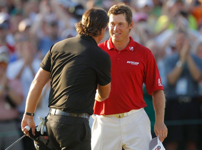 Phil Mickelson přijímá gratulaci od Lee Westwooda