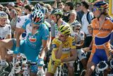 Jezdci osmi stájí se rozhodli na startu 16. etapy Tour de France protestovat proti dopingu Kazacha Vinokurova.
