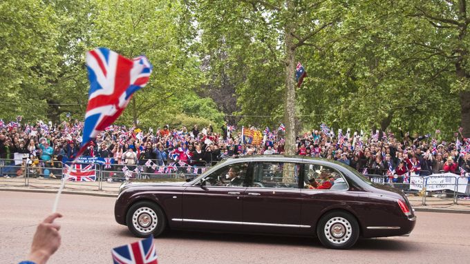 Musí to být britské. Proč královna Alžběta nakonec přesedla do Bentley