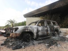 Islamistické milice v Benghází byly velmi aktivní už před útokem, na snímku vypálený konzulát USA.