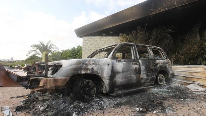 Vrak auta před vypáleným konzulátem USA v Benghází