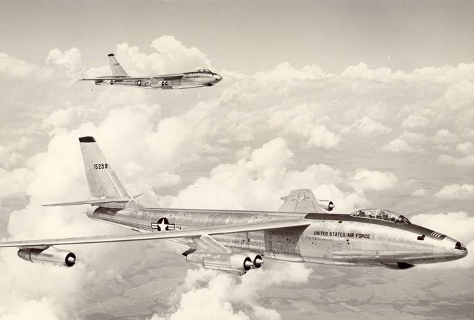 Boeing RB-47E Stratojet při letu nad neznámou krajinou, pravděpodobně v 50. letech minulého století. Letoun sloužil pro průzkumné mise.