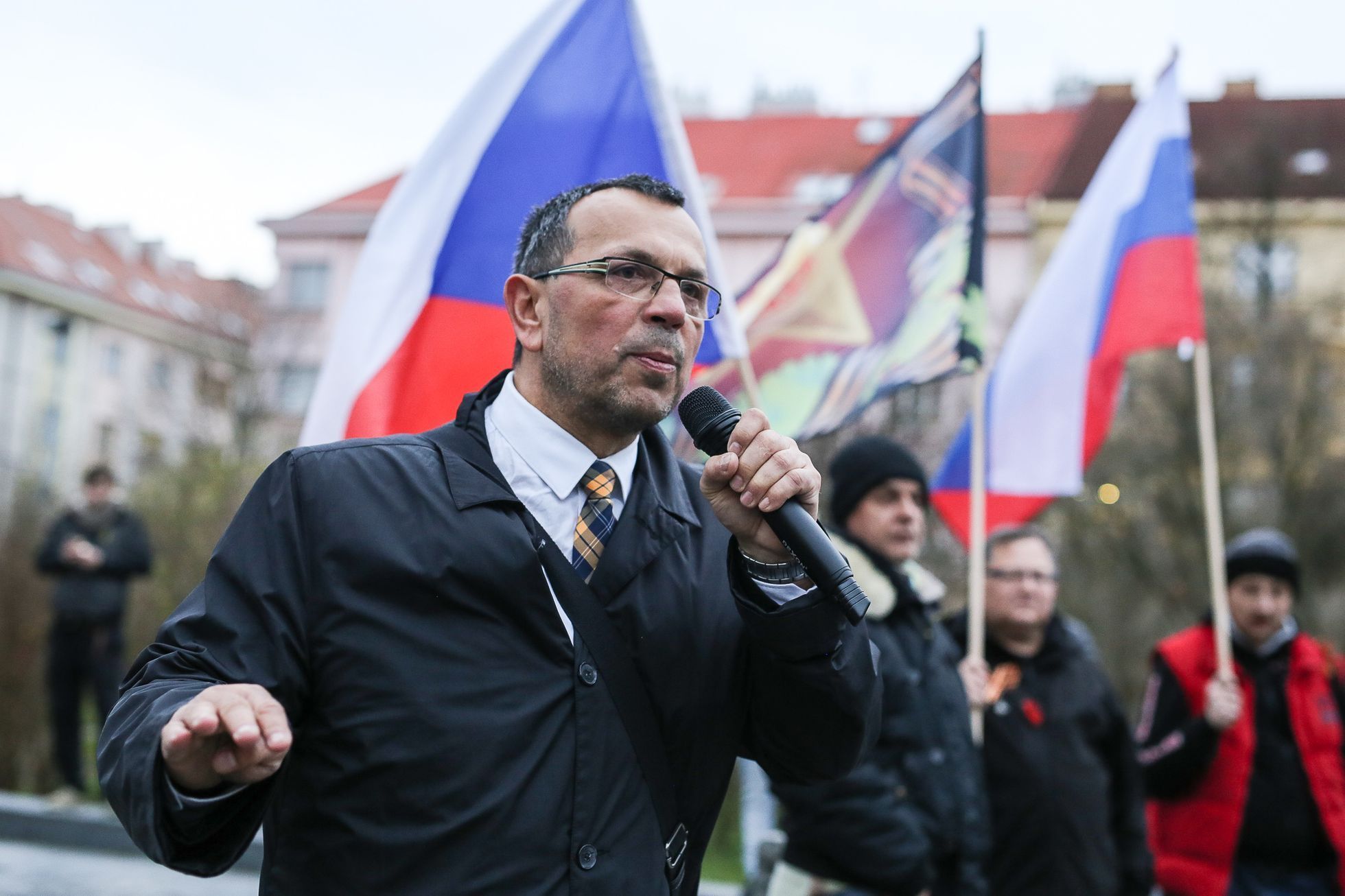 Protest proti vysvětlující tabulce u sochy maršála Koněva - pořádala KSČM