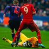 Fotbal, Liga mistrů, Bayern Mnichov - Arsenal: Mario Mandzukič - Lukasz Fabianski