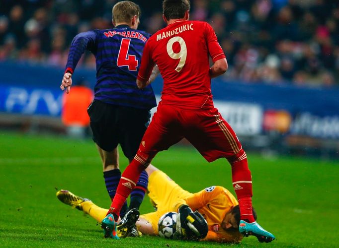 Fotbal, Liga mistrů, Bayern Mnichov - Arsenal: Mario Mandzukič - Lukasz Fabianski