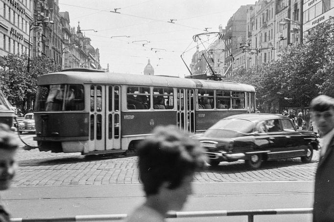 Archivní snímky neznámých autorů z let cca1900-1945, které zachraňuje fotograf Martin Wágner v rámci projektu "Negativy z popelnice" a dokumentuje tak zmizelý svět.