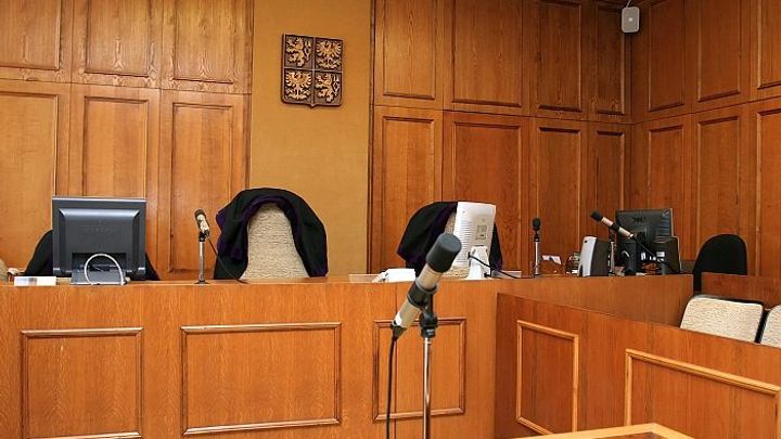Krajskému soudci v Praze asistuje právnička, která opsala diplomovou práci. Skončí