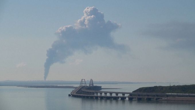 Hasiči bojují s požárem velkého ruského skladu pohonných hmot poblíž klíčového mostu na Krymu.