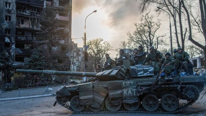 Ruský tank v Mariupolu.