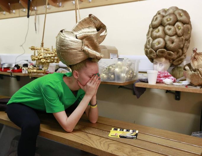 A model for hair stylist Mario Krankl sits backstage at the 30th anniversary of the Alternative Hair Show at the Royal Albert Hall in London October 14, 2012. REUTERS/Olivia Harris (BRITAIN - Tags: SOCIETY FASHION) Published: Říj. 15, 2012, 2:04 dop.