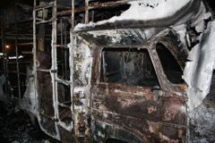 V hořícím karavanu na Tachovsku našli hasiči dva mrtvé