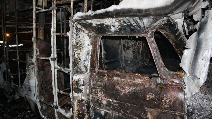 Při hašení požáru karavanu v Olbramově na Tachovsku nalezli hasiči dva mrtvé lidi.