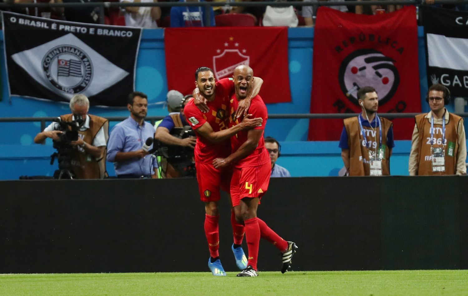 Nacer Chadli a Vincent Kompany slaví gól v zápase Brazílie - Belgie na MS 2018