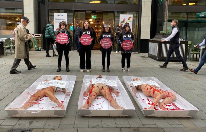 Londýnské náměstí Picadilly Circus při příležitosti Světového dne veganství zaplnila zakrvácená lidská těla pokrytá celofánovou fólií.