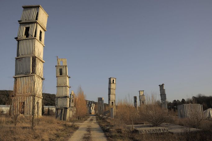 Sedm nebeských paláců vytvořil Anselm Kiefer v letech 2004 až 2015. Stojí na jeho pozemku ve francouzském Barjacu.