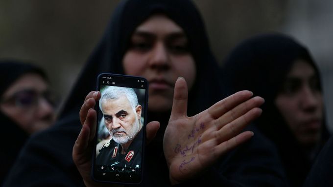 Jakmile bude družice na oběžné dráze, nejdříve zahájí přenos fotografie Kásema Solejmáního, bývalého vůdce elitních íránských jednotek Kuds, kterého na začátku ledna zabila americká armáda.