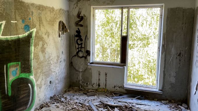 Dědictví po okupantech. Ralské sídliště Ploužnice už 35 let chátrá (19. 8. 2025)