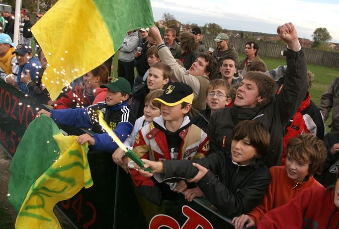 Mutěničtí teenageři se snažili na stadionu dominovat. Bylo jich však příliš málo, starší publikum se spokojilo spíše s komentováním výkonu rozhodčích.