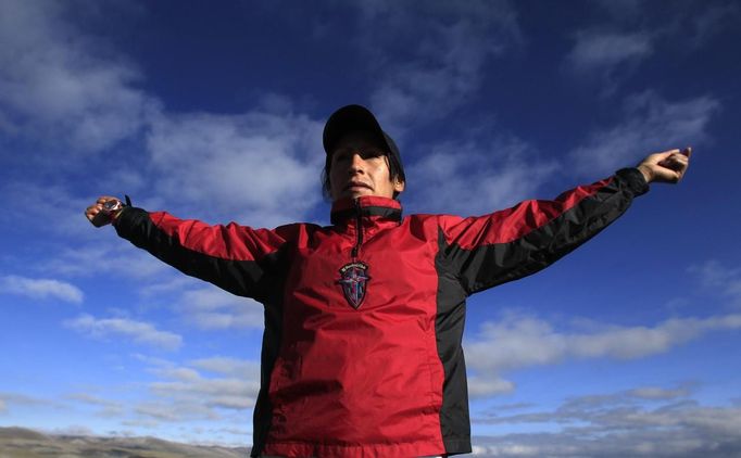 Marathon runner Gladys Tejeda, the first Peruvian athlete who qualified for the 2012 London Olympic Games, stretches before training at the San Cristobal mountain in the Andean province of Junin May 15, 2012. A private company will take Gladys' mother Marcelina Pucuhuaranga, 69, to London as part of the "Thank you Mom" program. For Pucuhuaranga, who received her first passport, it will be the first time travelling out of Peru. The program will take about 120 mothers of different athletes around the world to attend the games. Tejeda, the youngest of nine children, returned to her hometown to visit her mother and to focus on training where she will run more than 20 km every day in the highlands (over 4,105 meters above sea level). Picture taken May 15, 2012. REUTERS/Pilar Olivares (PERU - Tags: SPORT ATHLETICS OLYMPICS) Published: Kvě. 17, 2012, 6:32 odp.