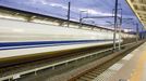 Cestující čekají na nástupišti v Kyoto, Japonsko, vedle vlaku Shinkansen série 400, 1. ledna 2009.