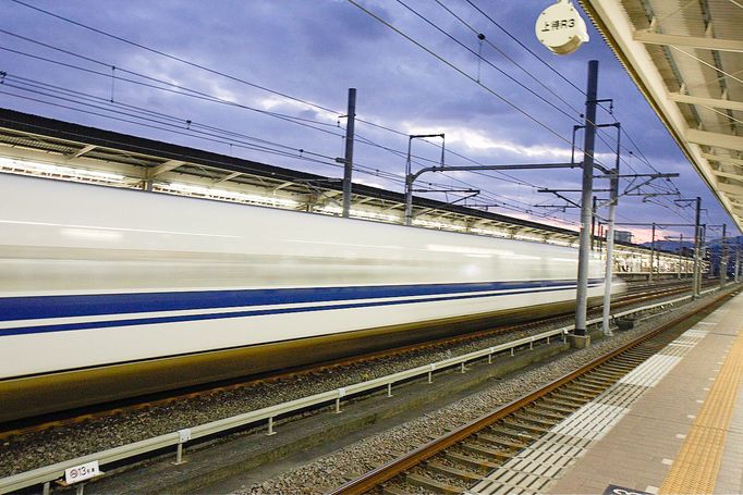 Cestující čekají na nástupišti v Kyoto, Japonsko, vedle vlaku Shinkansen série 400, 1. ledna 2009.